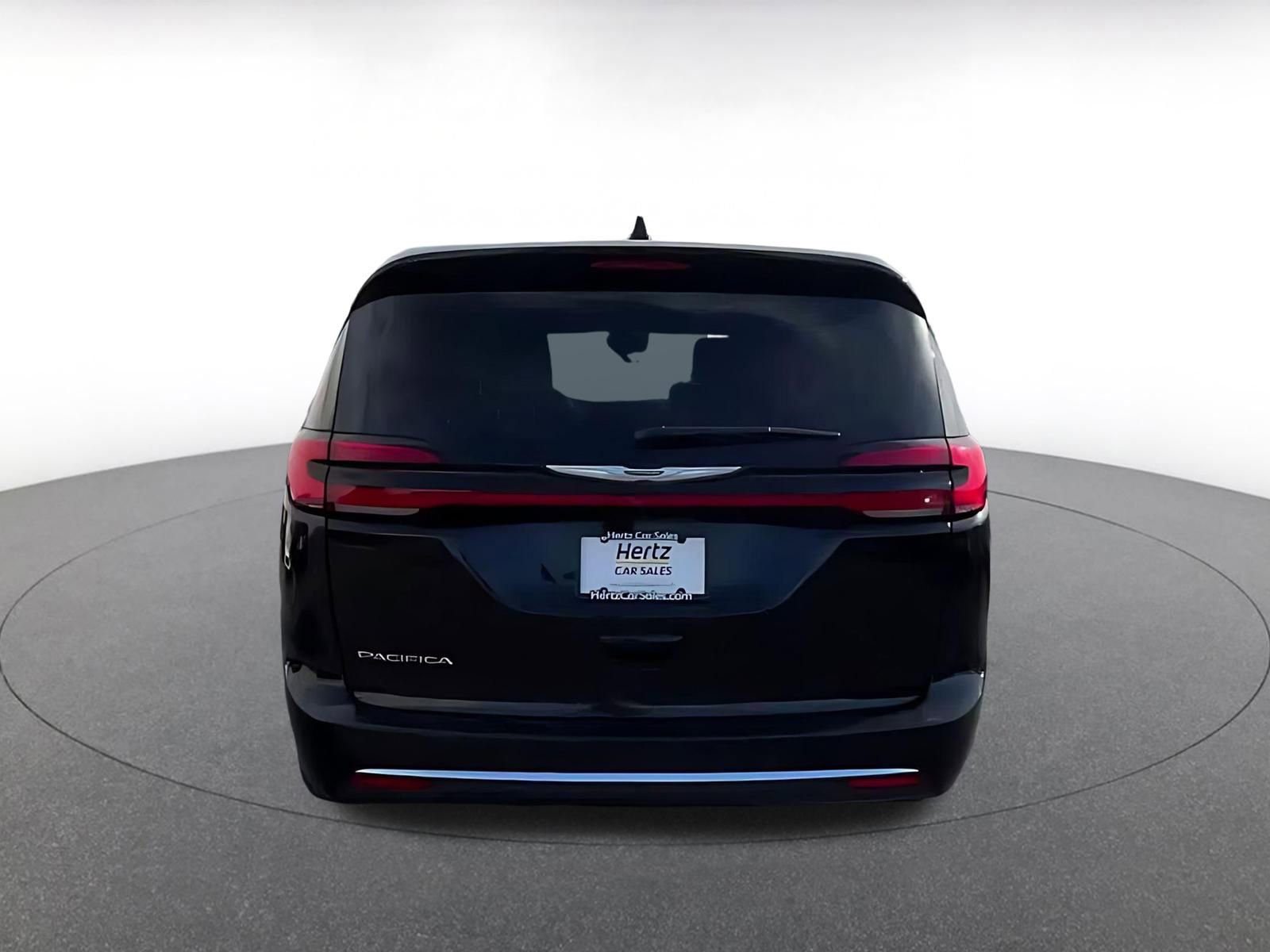 Used 2025 Chrysler Pacifica Select image 12