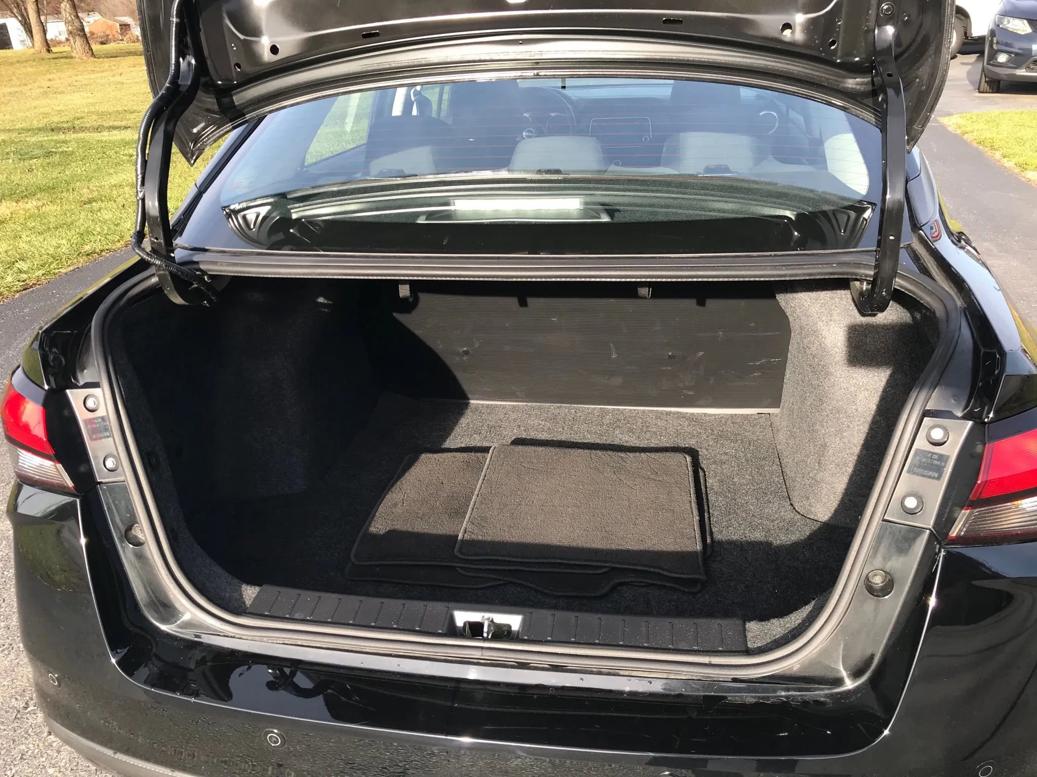 Used 2024 Nissan Versa S w/ Trunk Package image 30