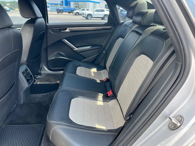 Used 2018 Volkswagen Passat 3.6 FWD image 4