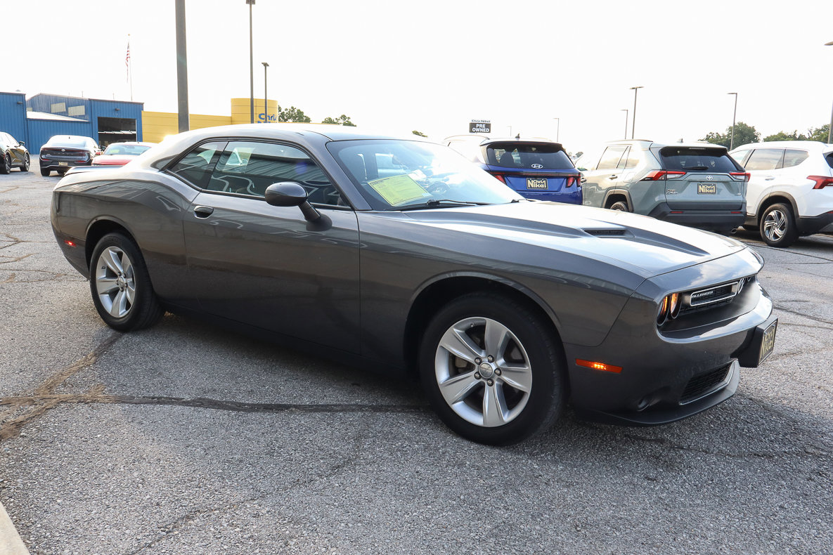 Used 2023 Dodge Challenger SXT image 3