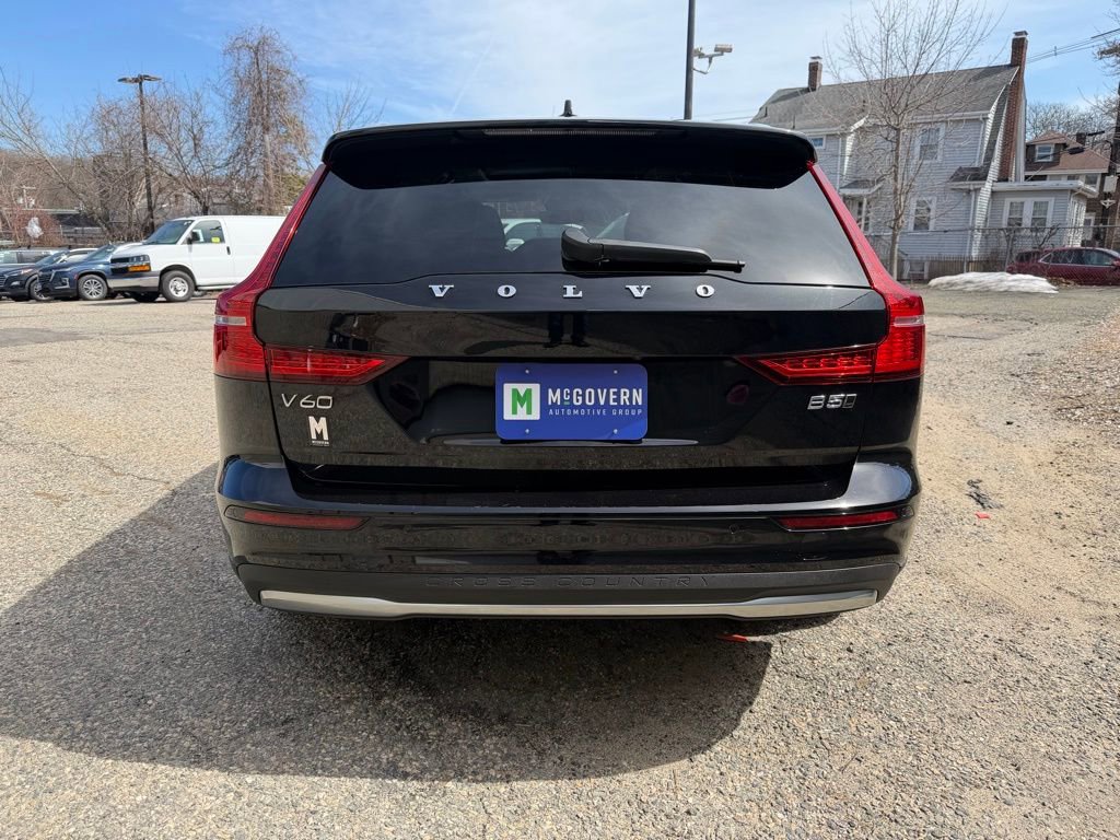 Used 2025 Volvo V60 B5 Cross Country Plus image 4