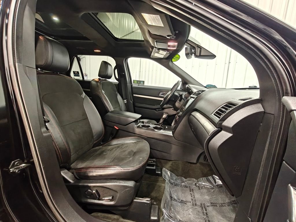 Used 2018 Ford Explorer XLT w/ XLT Appearance Package image 29