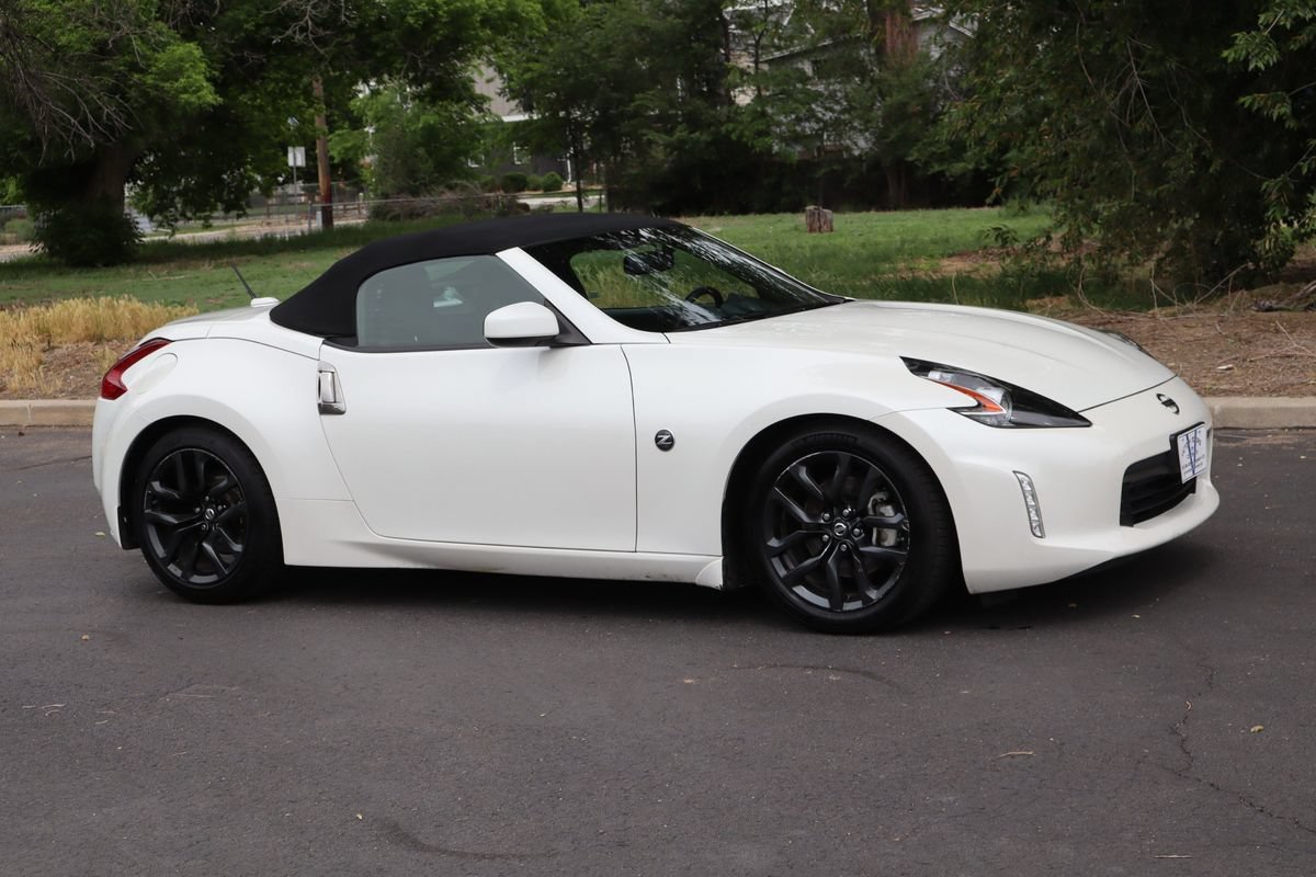Used 2019 Nissan 370Z Touring RWD image 2