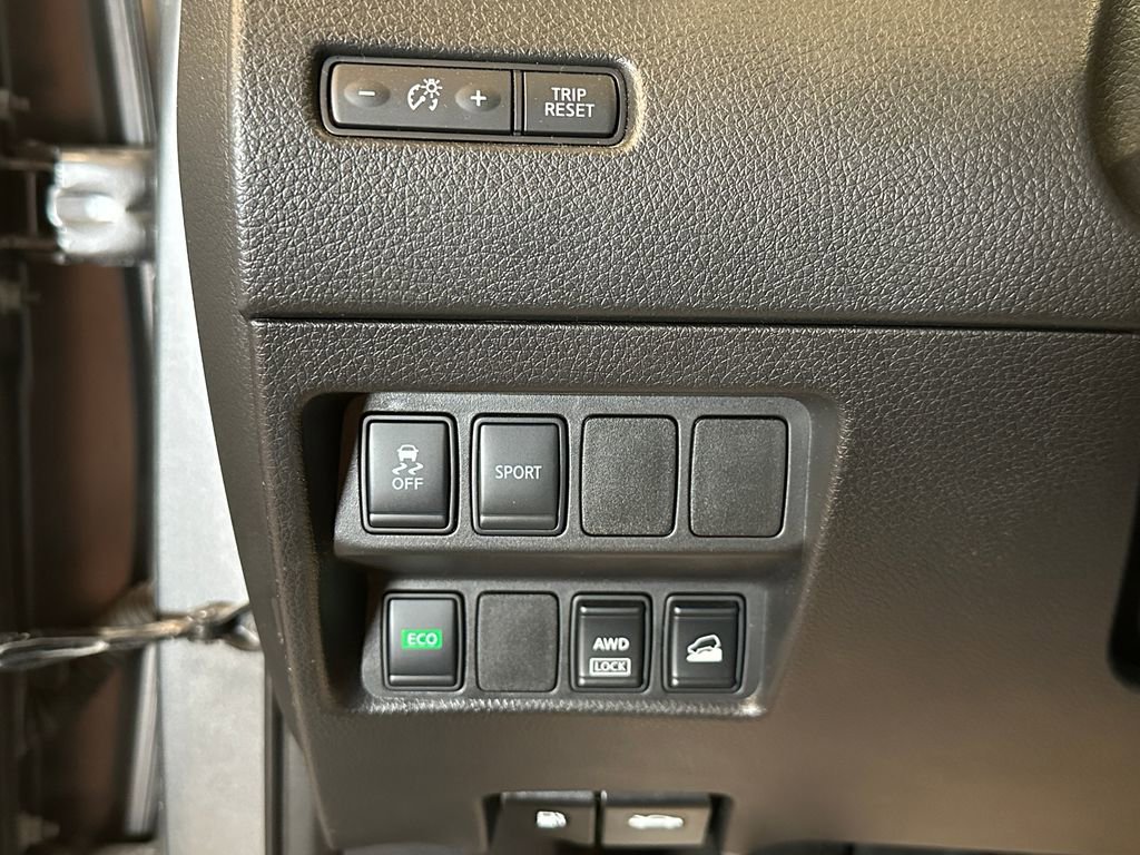 Used 2016 Nissan Rogue SV AWD/4WD image 18