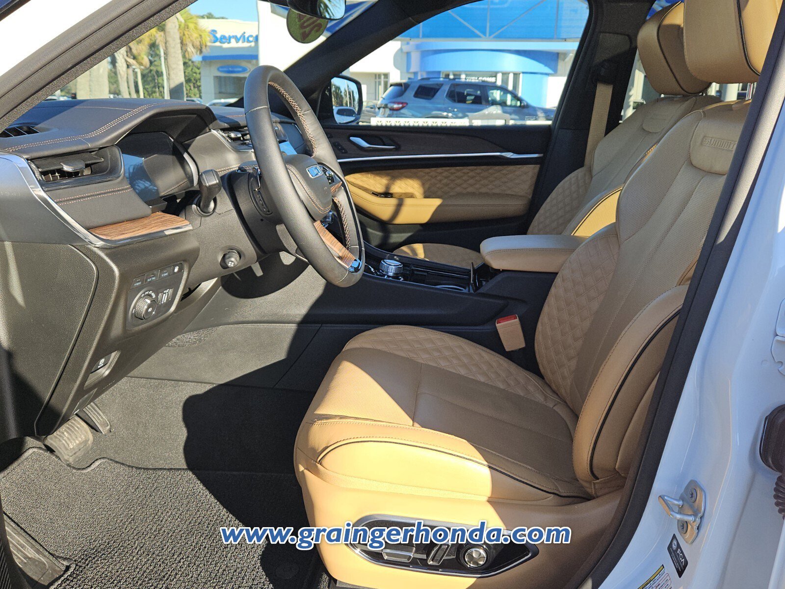 Used 2024 Jeep Grand Cherokee Summit w/ Luxury Tech Group V image 10