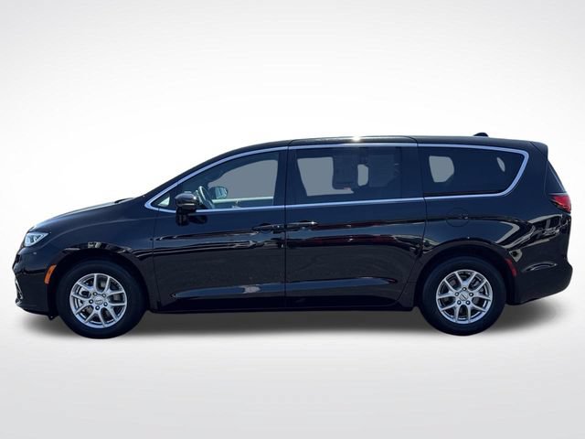 Used 2025 Chrysler Pacifica Select FWD image 2