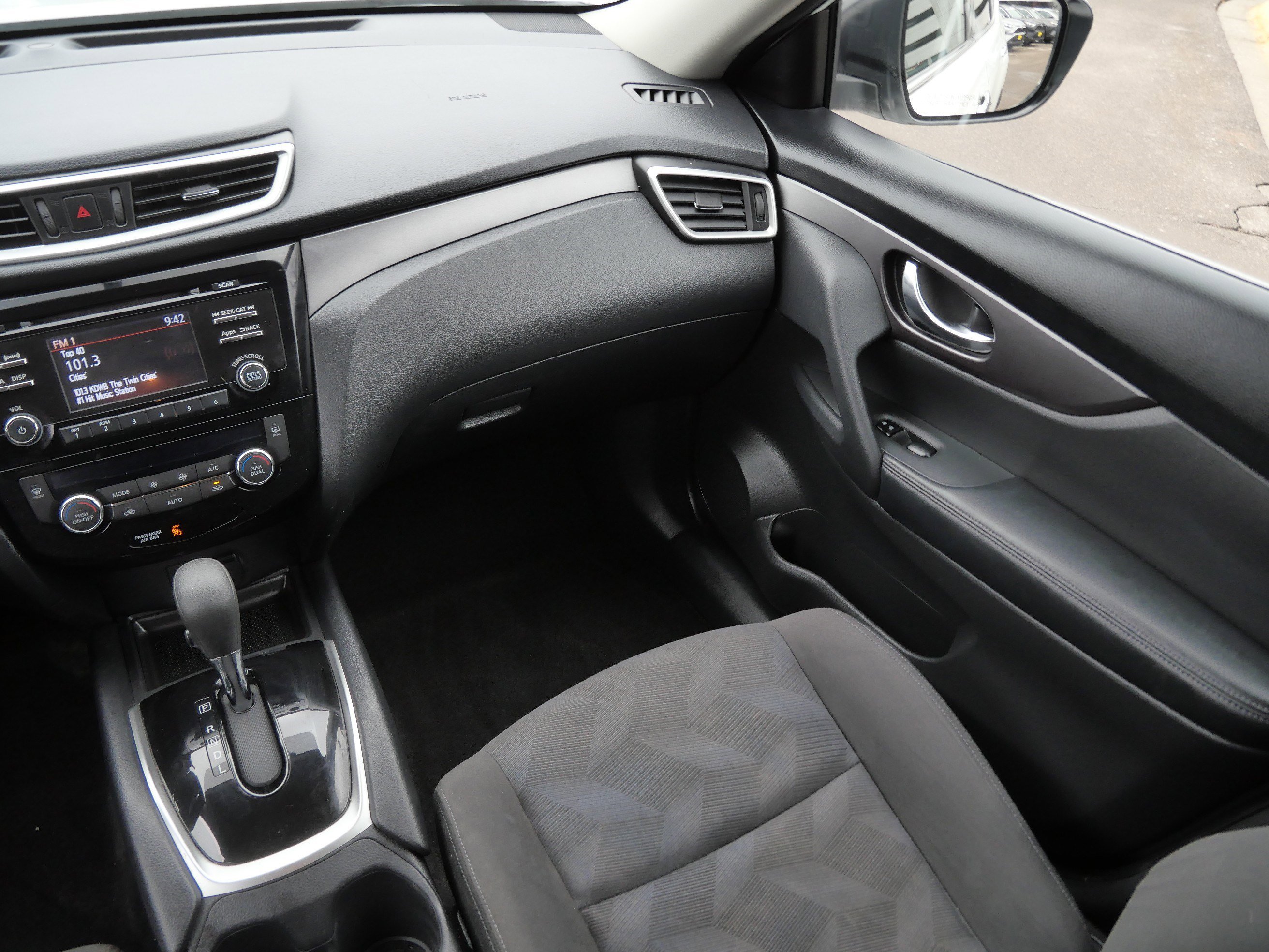 Used 2016 Nissan Rogue SV image 11