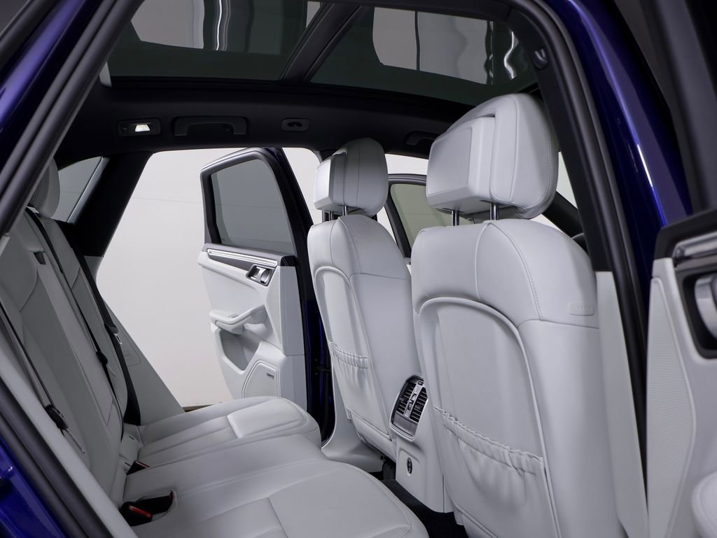 Certified 2024 Porsche Macan image 9