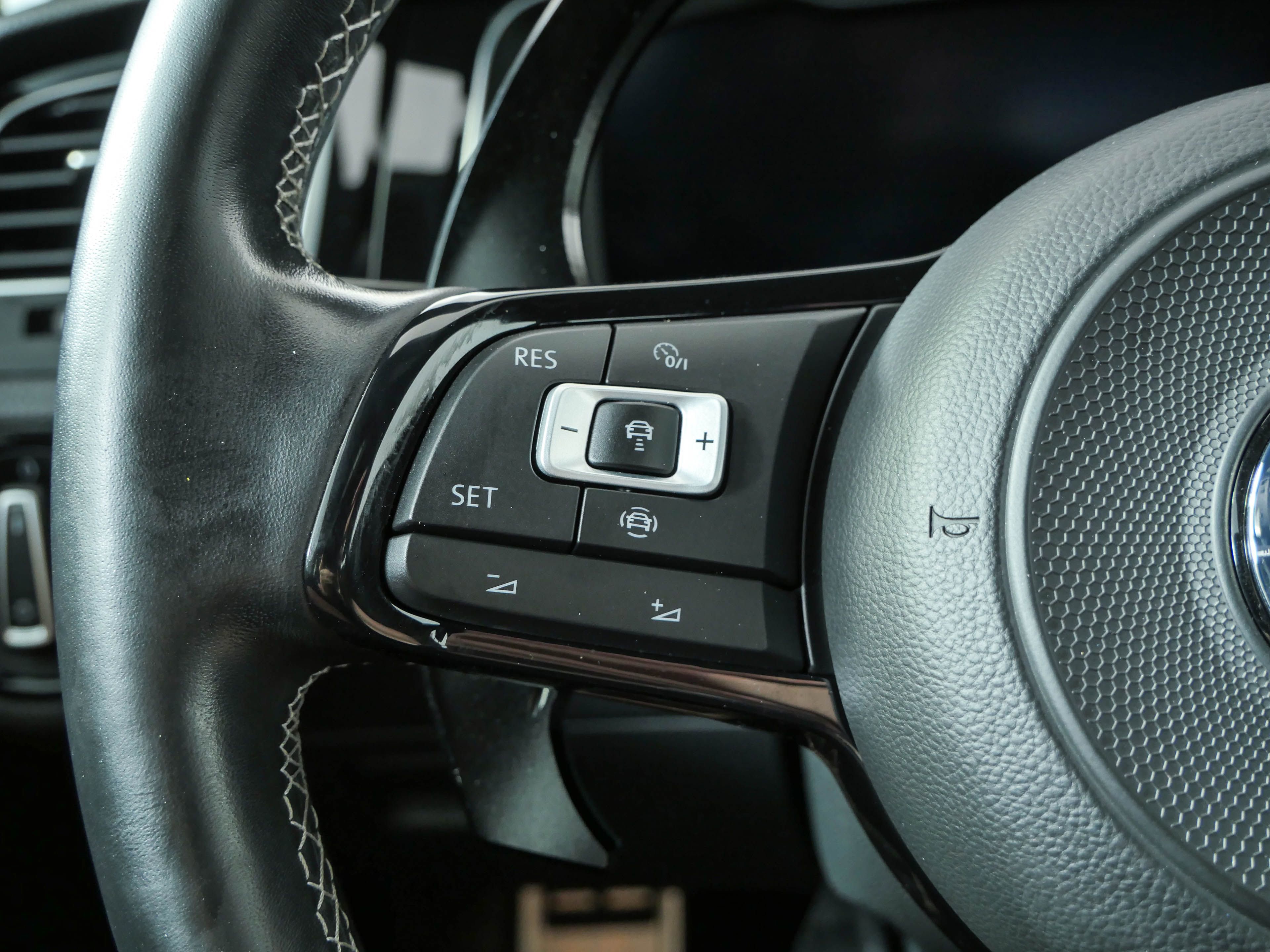 Used 2019 Volkswagen Golf R 4-Door AWD/4WD image 11
