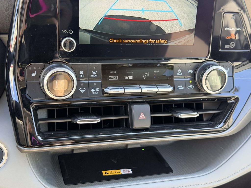 Used 2025 Toyota Highlander XLE AWD/4WD image 5