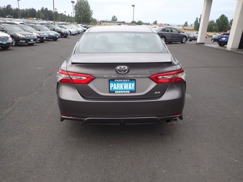 Used 2018 Toyota Camry SE w/ Moonroof Package FWD image 4