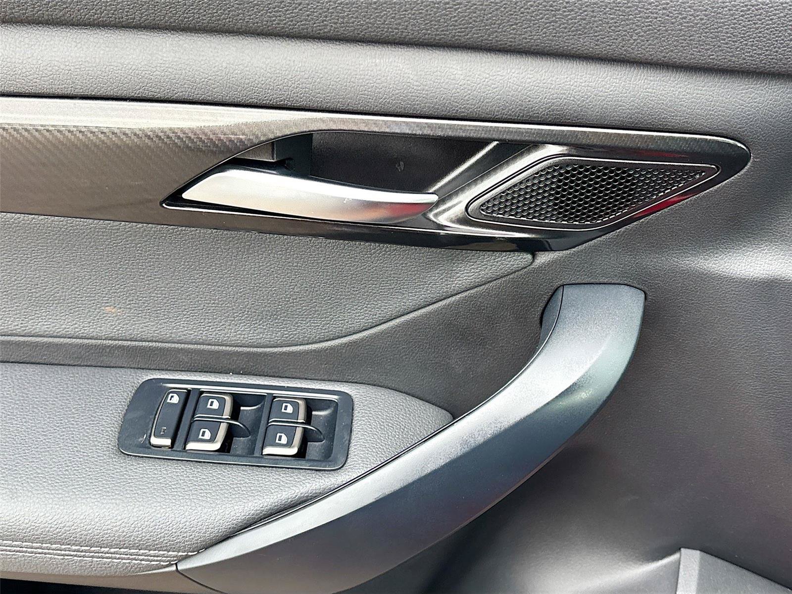 New 2025 VinFast VF 8 Eco AWD/4WD image 17