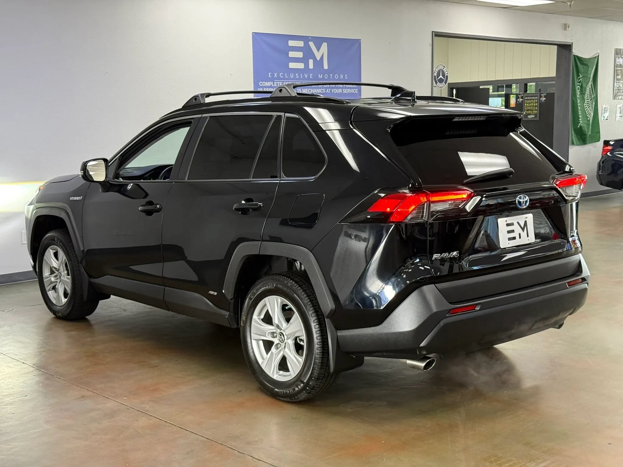 Used 2019 Toyota RAV4 XLE AWD/4WD image 5