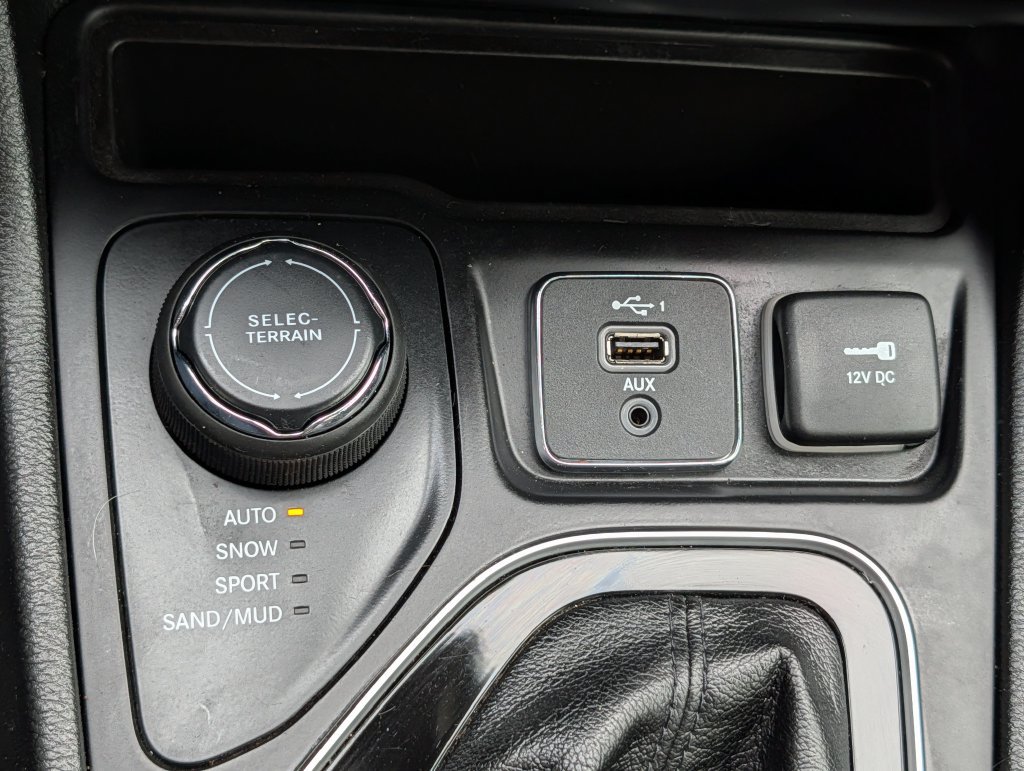 Used 2021 Jeep Cherokee Latitude Plus AWD/4WD image 27