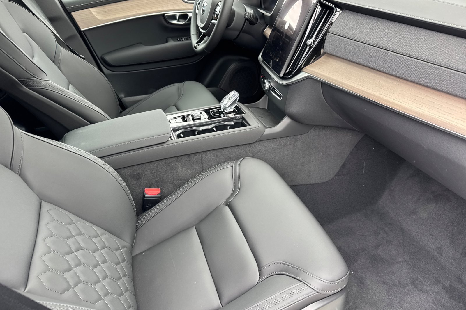 New 2026 Volvo XC90 B5 Plus w/ Protection Package AWD/4WD image 16