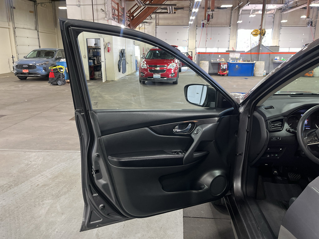 Used 2018 Nissan Rogue S AWD/4WD image 26