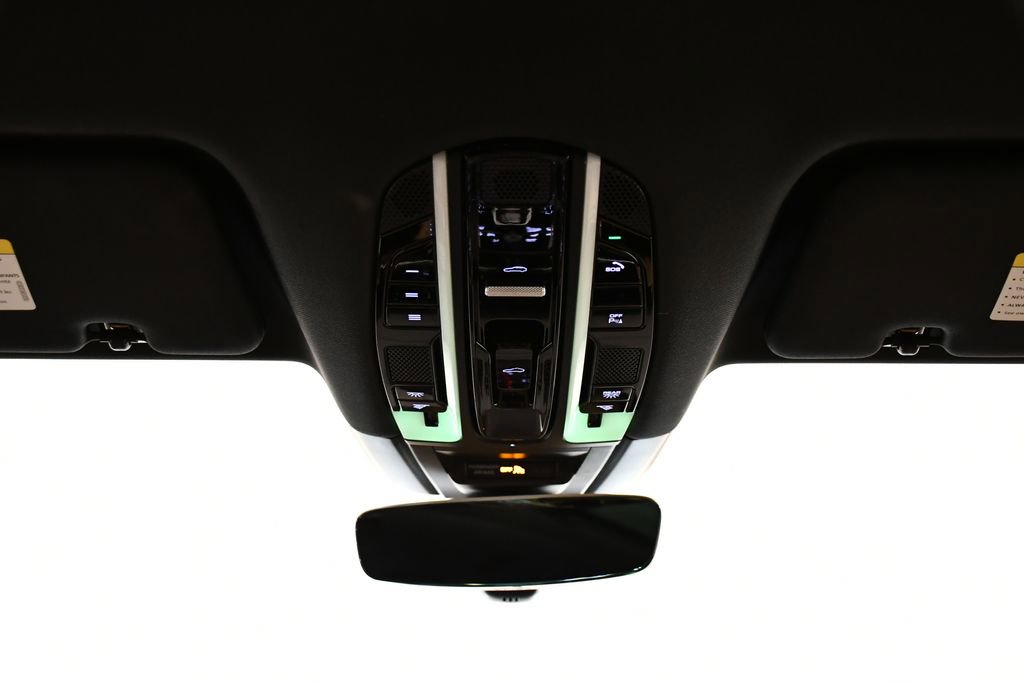 Used 2022 Porsche Cayenne Platinum Edition image 21