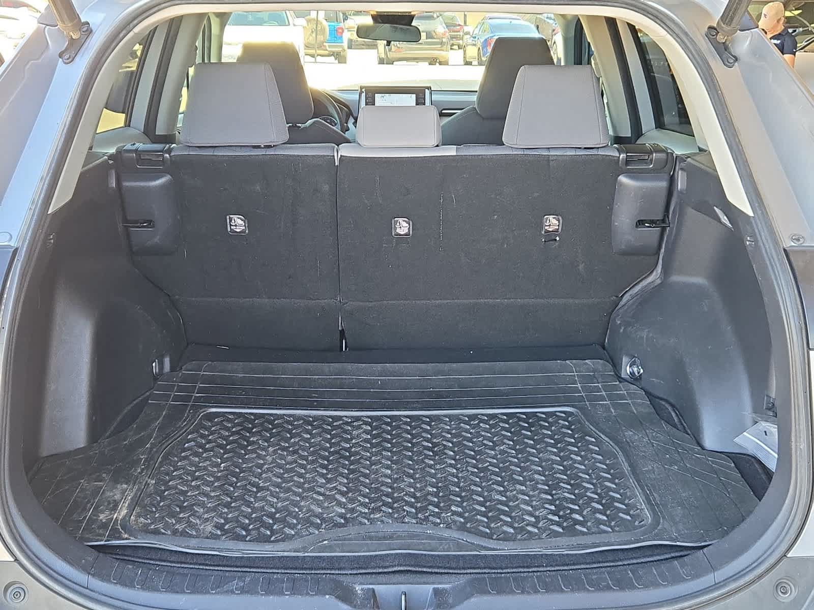 Used 2020 Toyota RAV4 XLE w/ Convenience Package FWD image 33