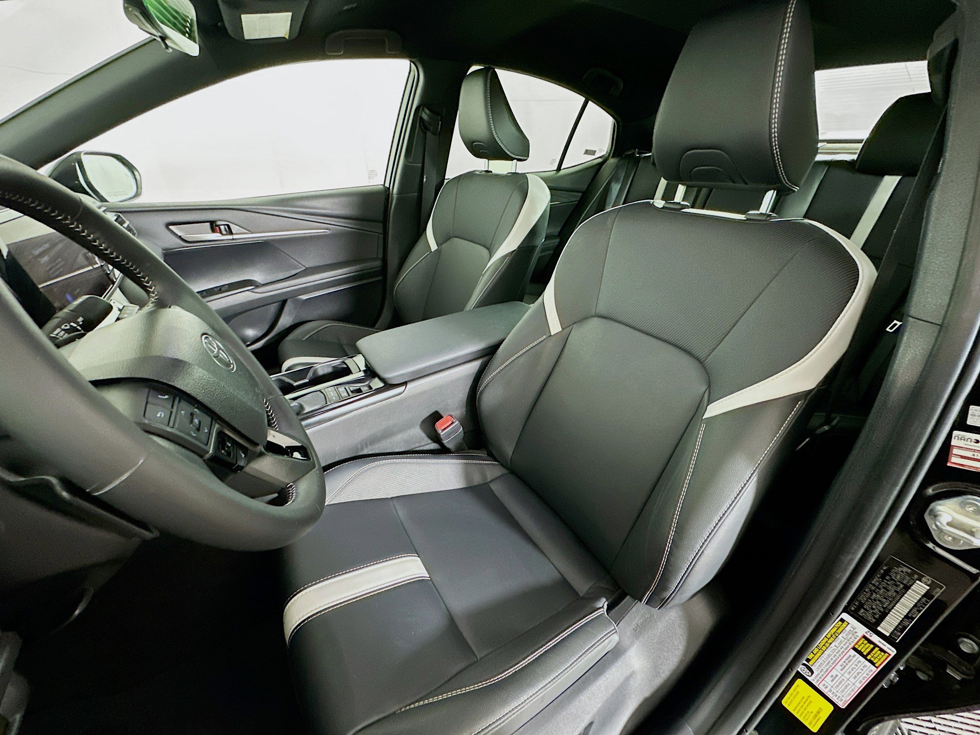 Used 2025 Toyota Camry SE image 13