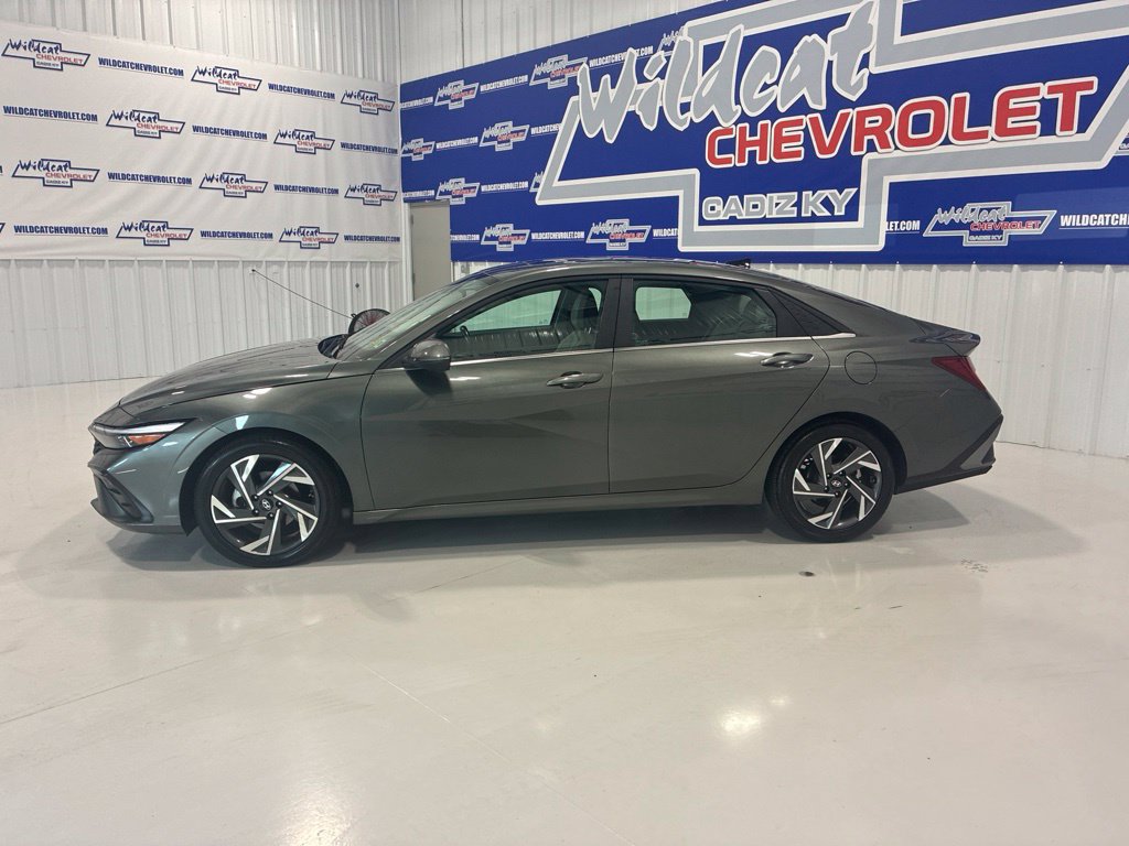 Used 2025 Hyundai Elantra Limited FWD image 3