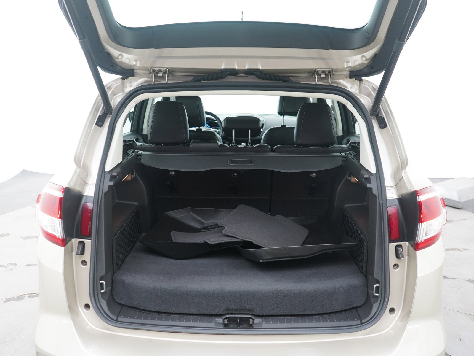 Used 2017 Ford C-MAX Titanium w/ Equipment Group 301A image 16