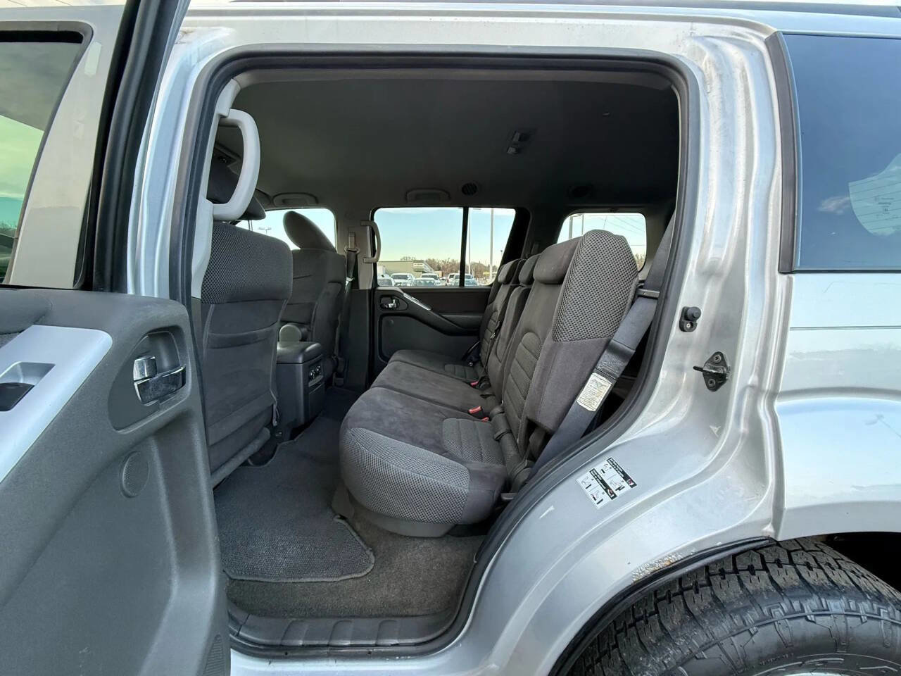 Used 2010 Nissan Pathfinder SE w/ SE Premium Journey Pkg image 11