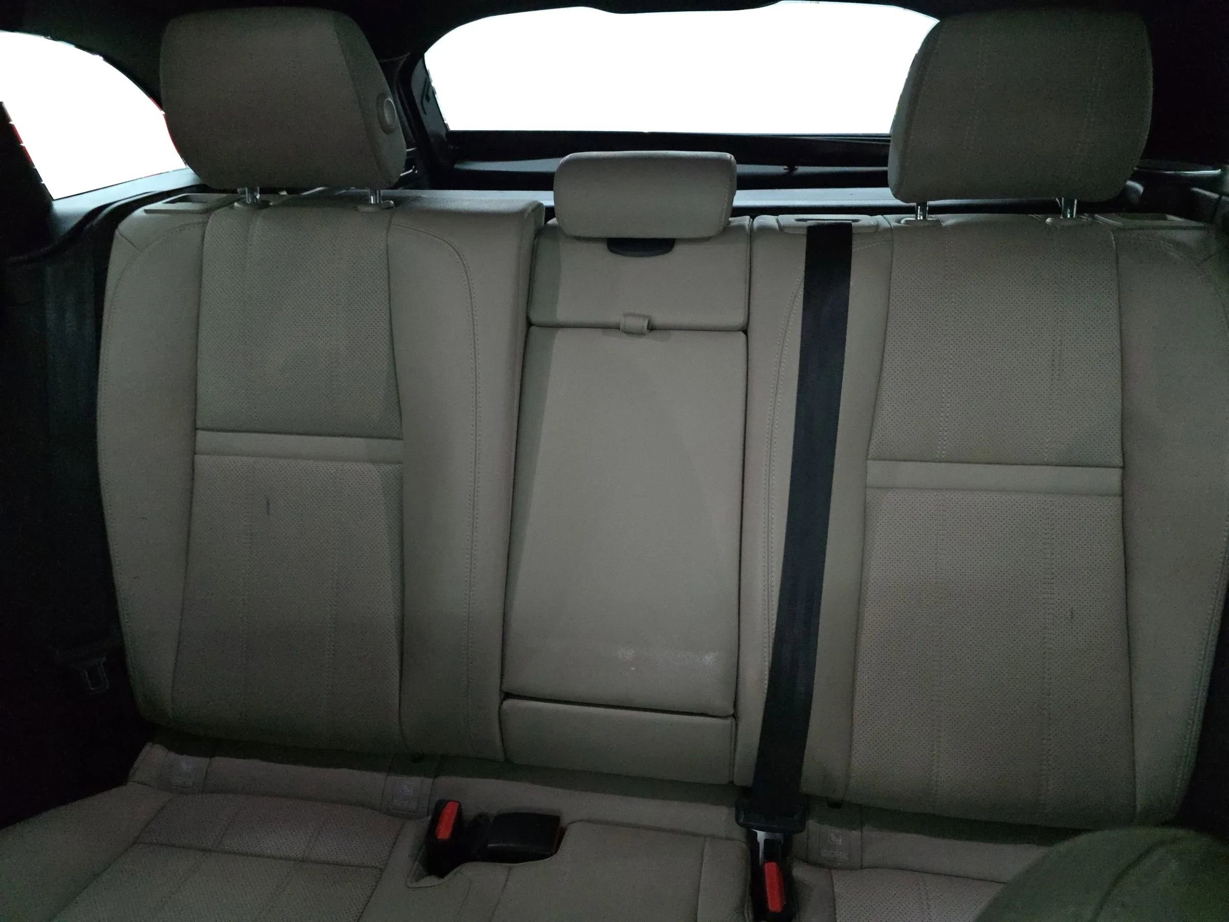 Used 2018 Land Rover Range Rover Velar R-Dynamic SE image 37