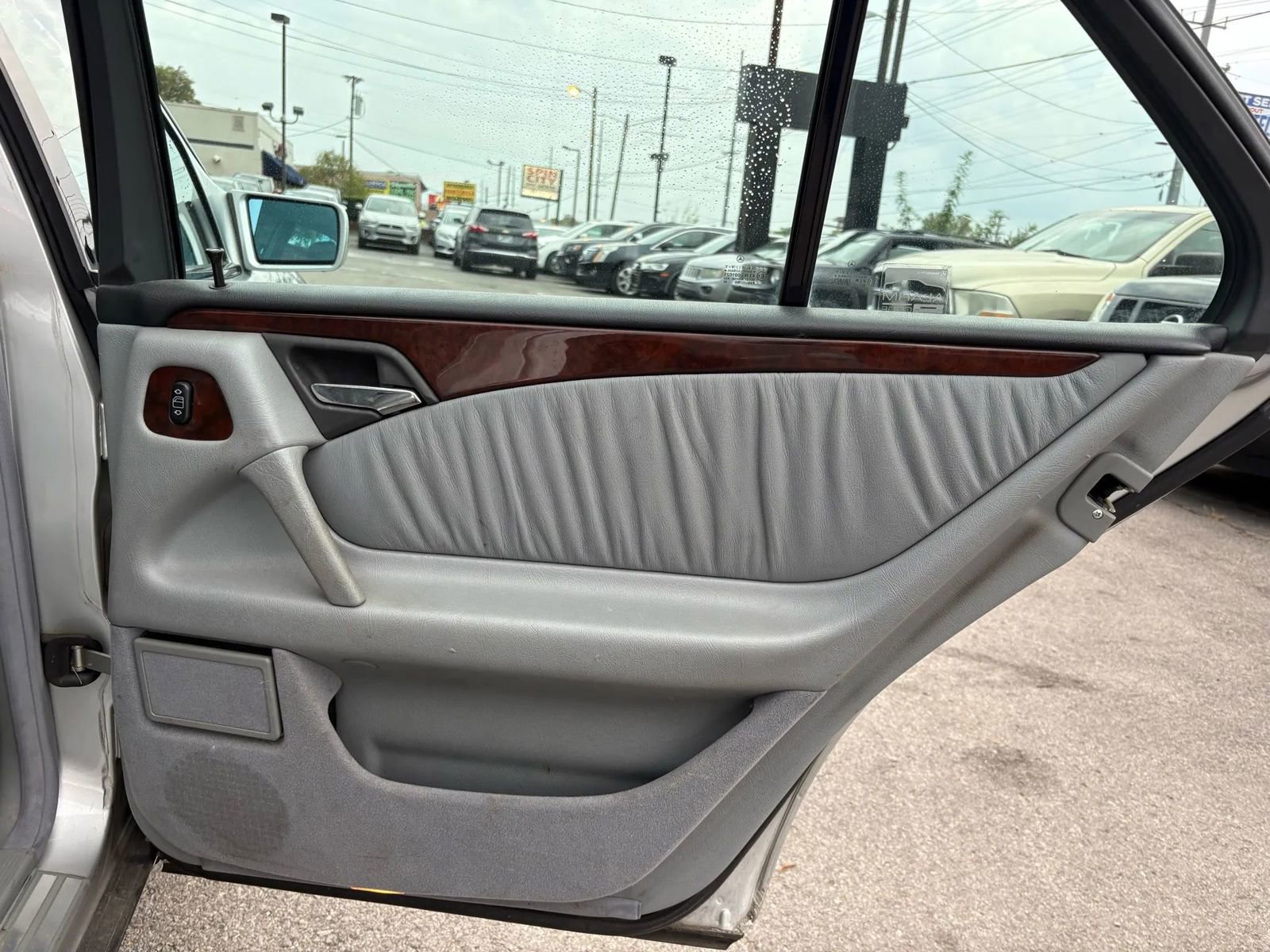 Used 1999 Mercedes-Benz E 320 Sedan image 21