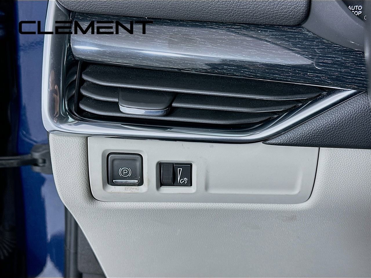 Used 2022 Cadillac XT4 Premium Luxury w/ Safety Alert Package image 14