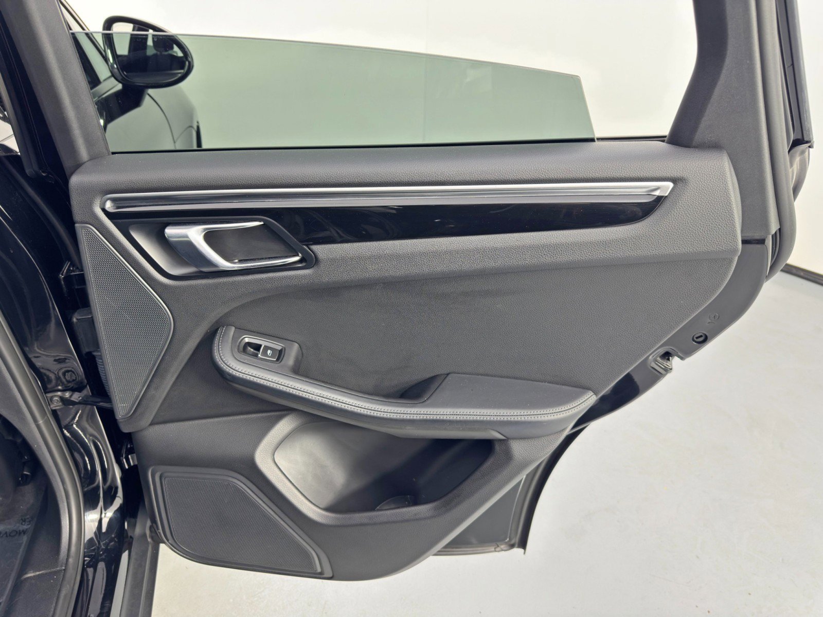 Used 2018 Porsche Macan image 41