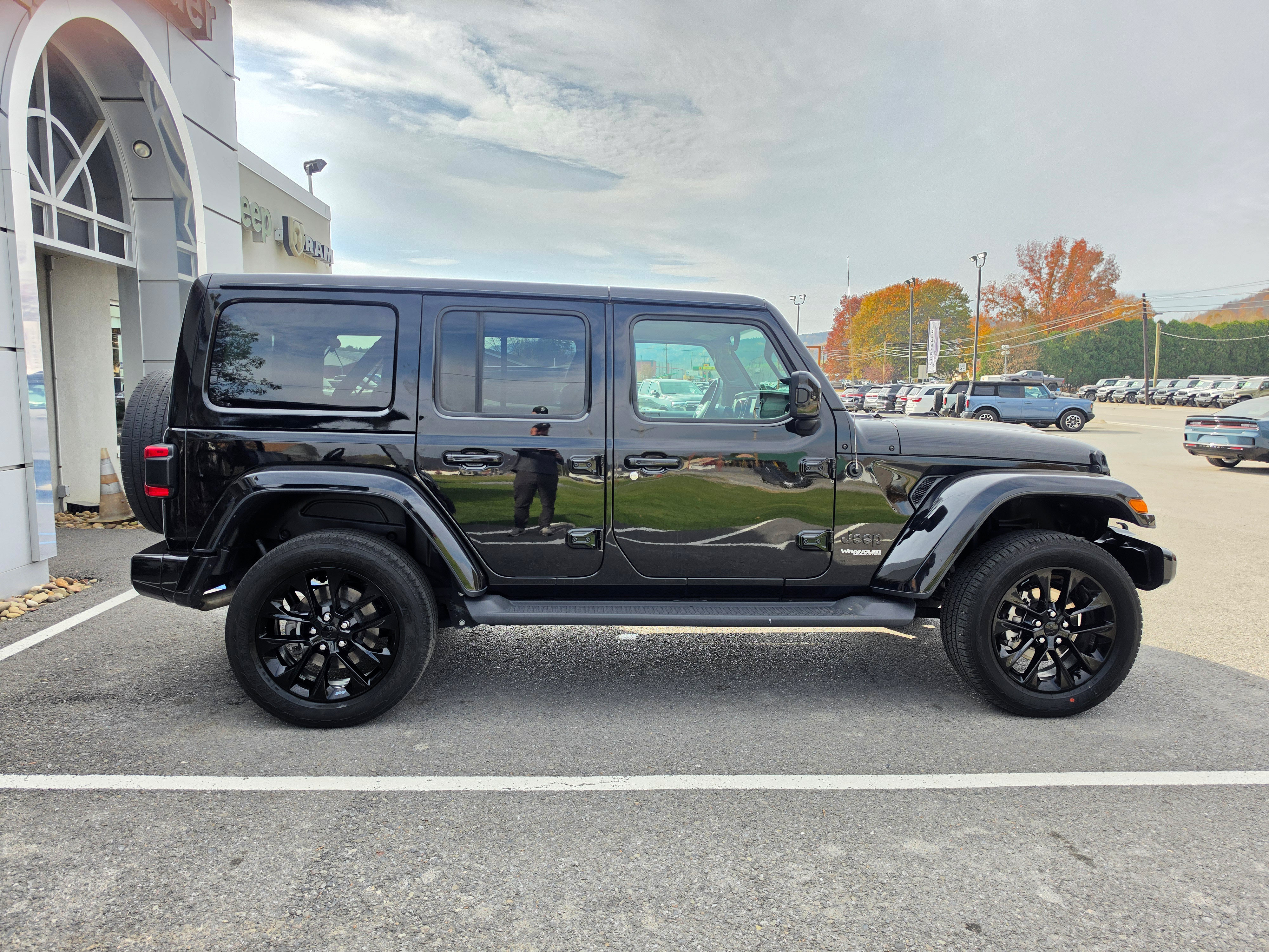 Used 2021 Jeep Wrangler Unlimited Sahara AWD/4WD image 2