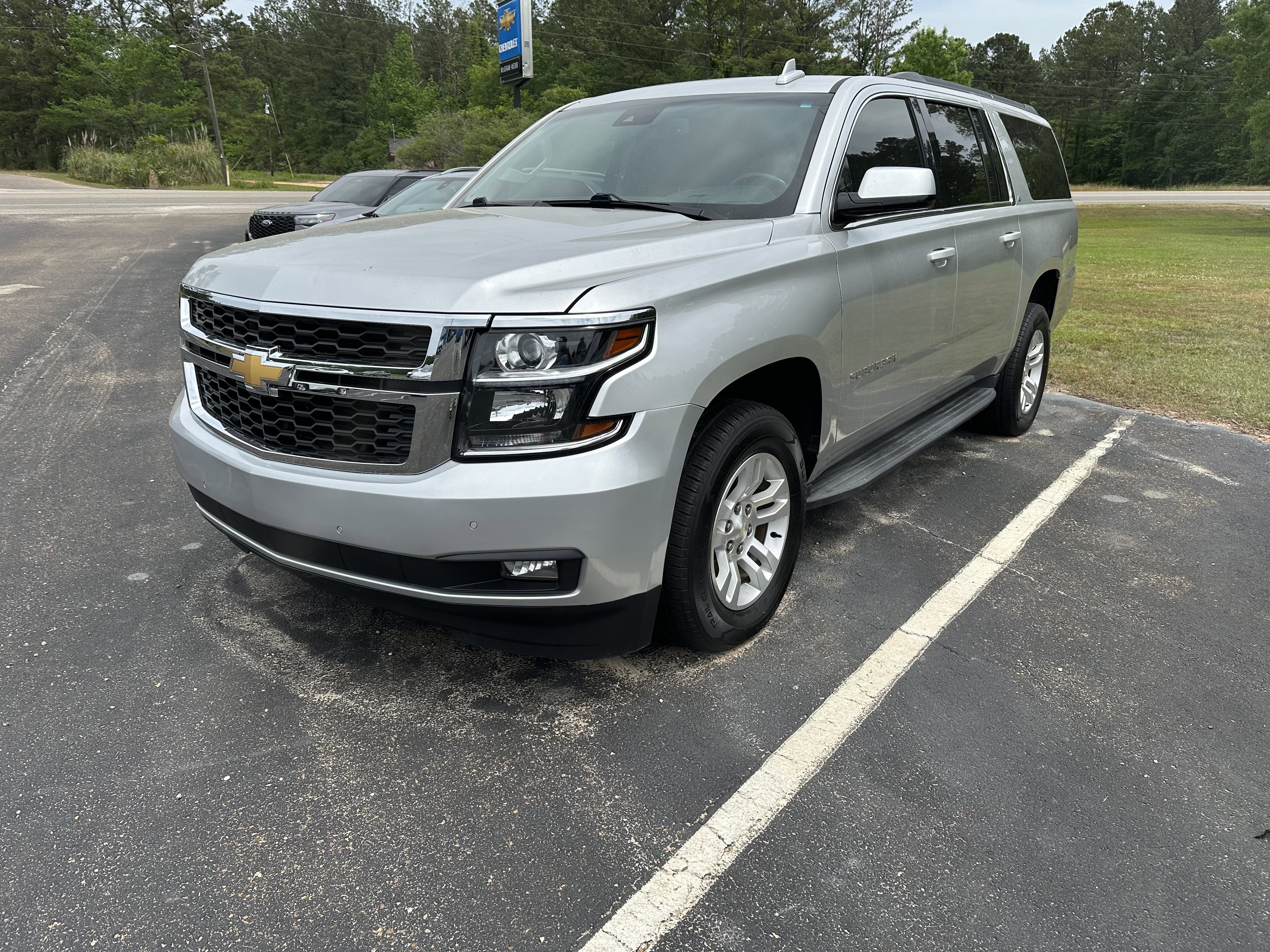 Used 2019 Chevrolet Suburban LT RWD image 2