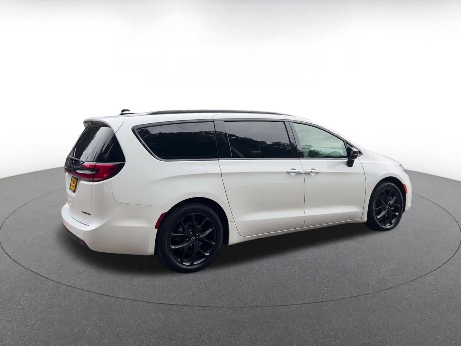 Used 2025 Chrysler Pacifica Limited FWD image 13