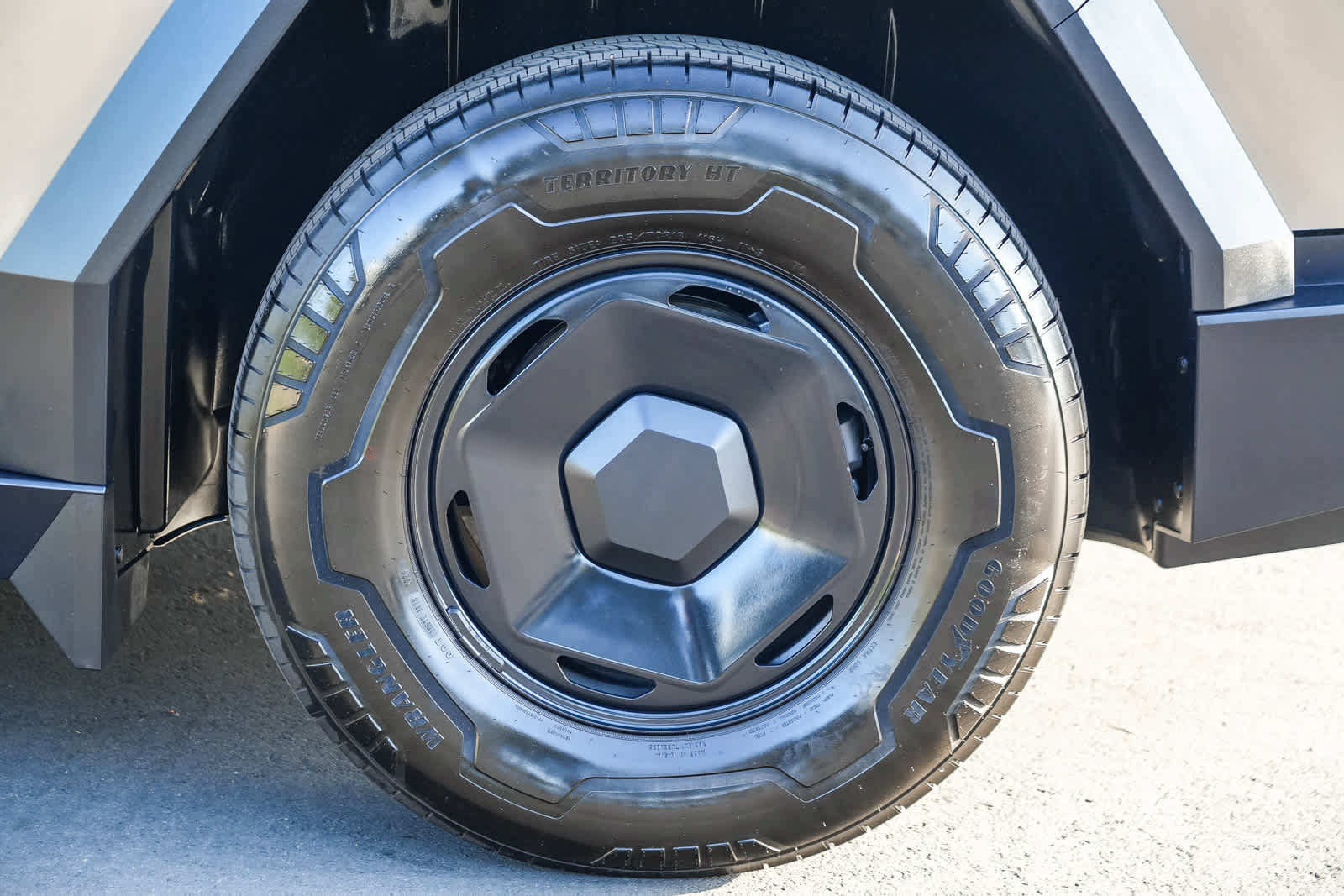 Used 2026 Tesla Cybertruck AWD Crew Cab image 9