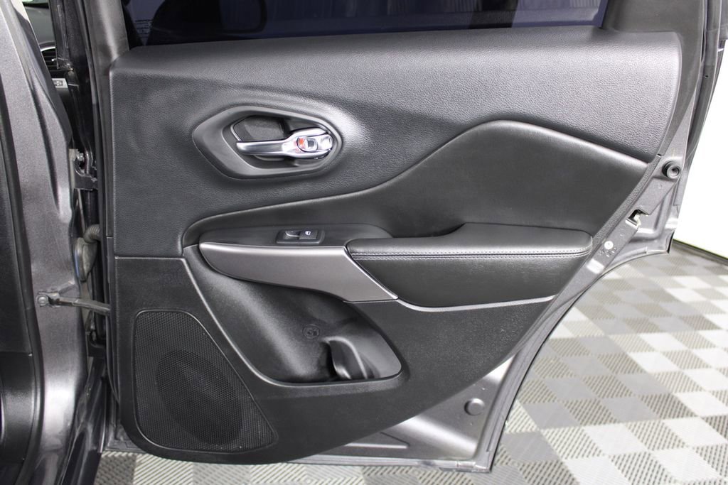 Used 2019 Jeep Cherokee Limited AWD/4WD image 32