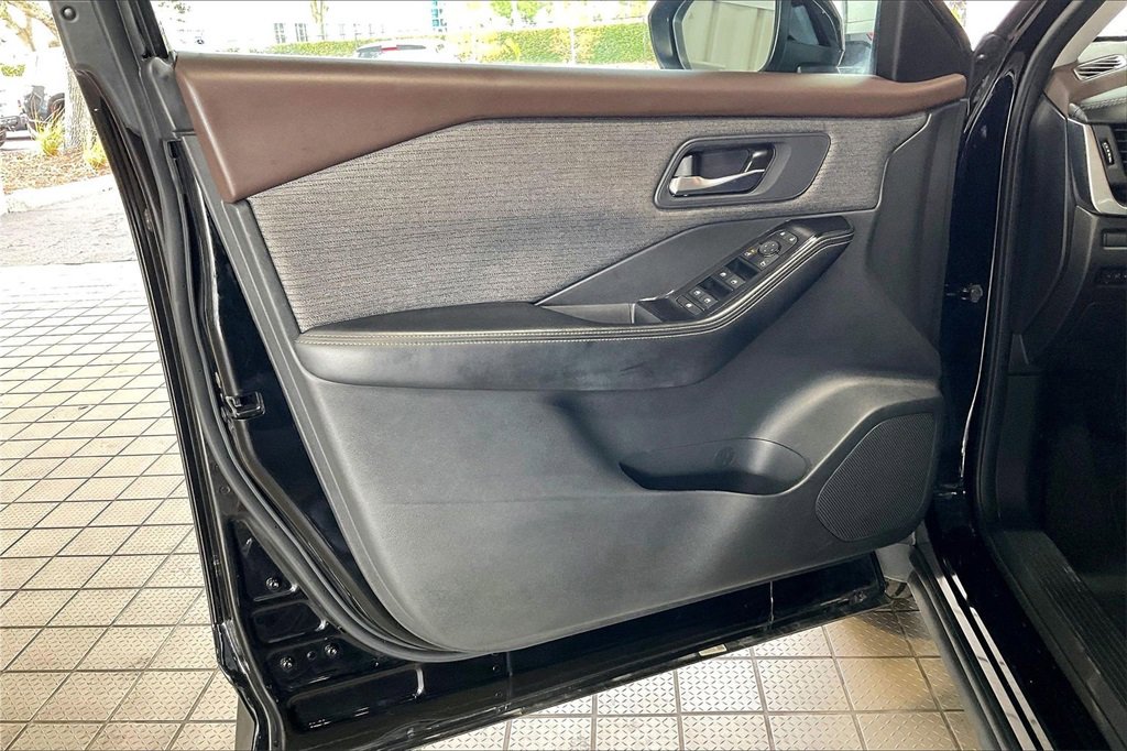 Used 2023 Nissan Rogue SV image 2