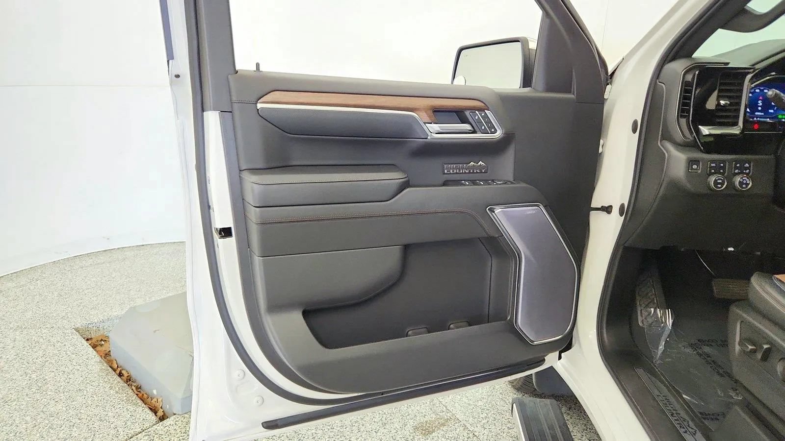 Used 2023 Chevrolet Silverado 1500 High Country w/ High Country Premium Package AWD/4WD image 28
