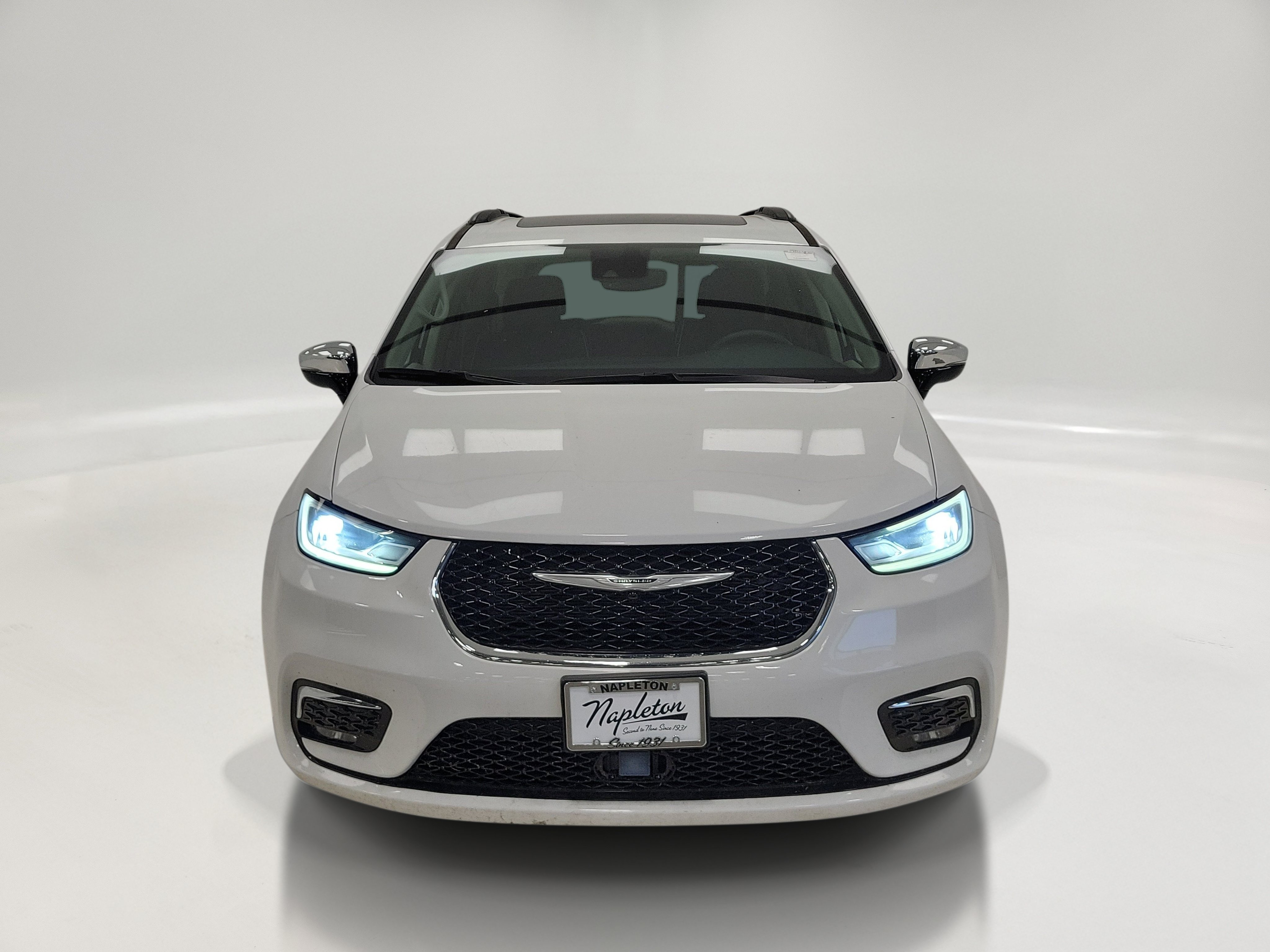 Used 2023 Chrysler Pacifica Limited FWD image 2