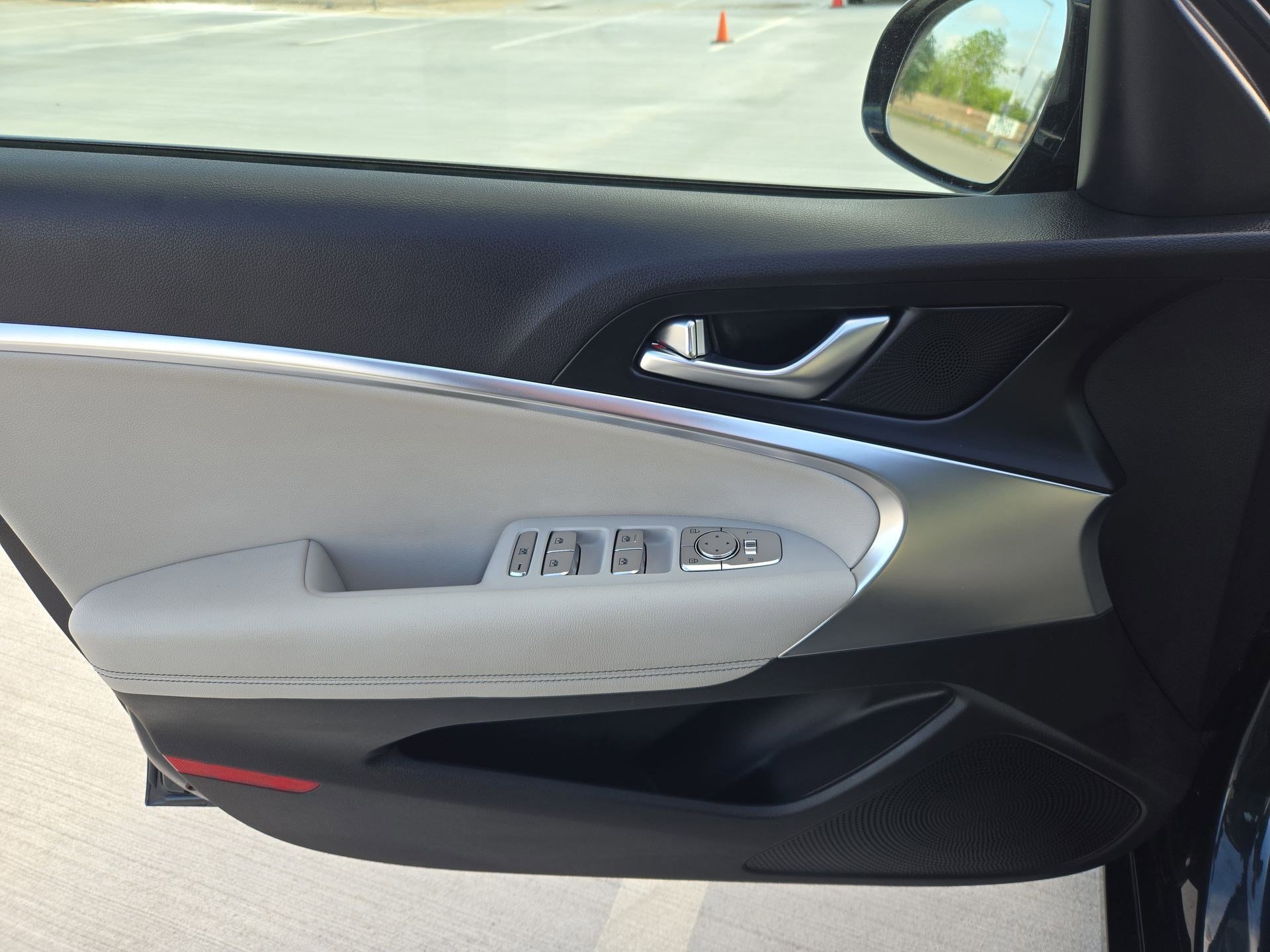 Used 2025 Genesis G70 2.5T image 13