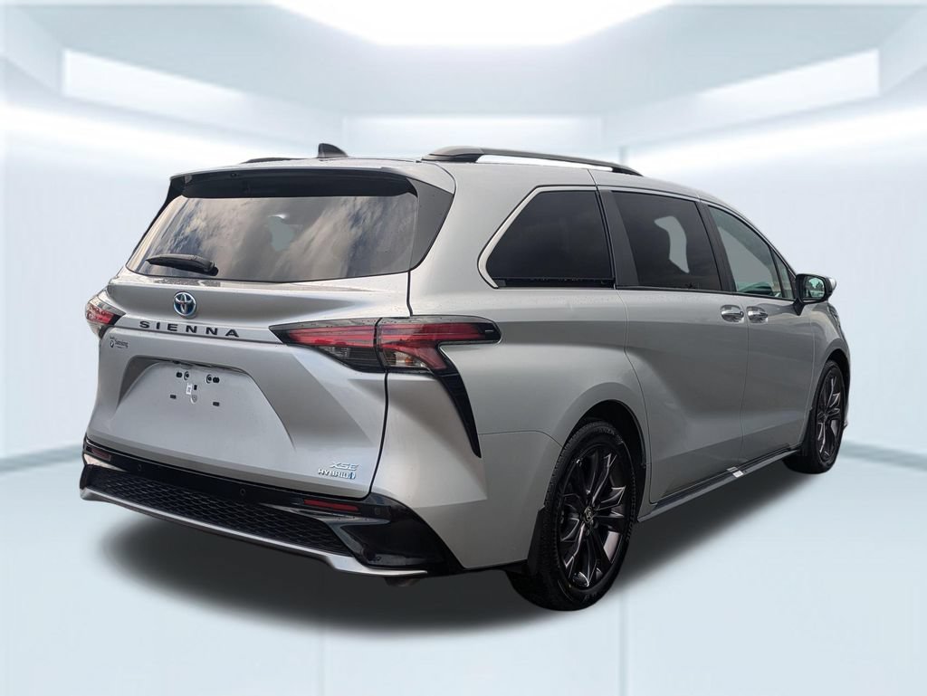 Used 2024 Toyota Sienna XSE FWD image 5