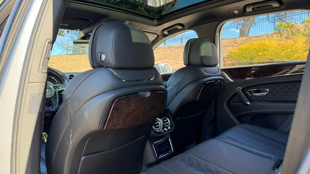 Used 2018 Bentley Bentayga image 25