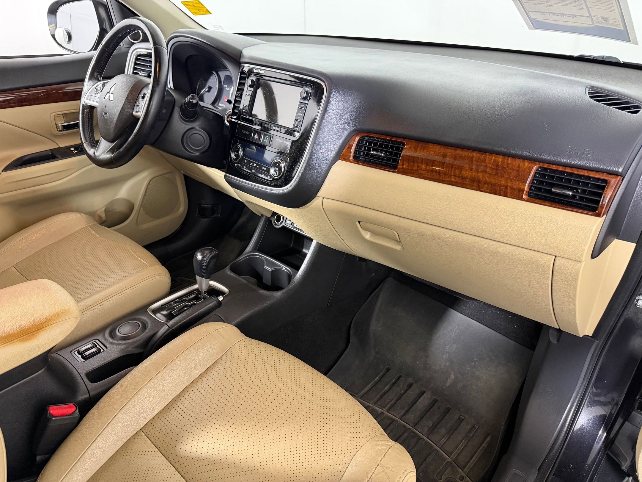 Used 2015 Mitsubishi Outlander SE image 27