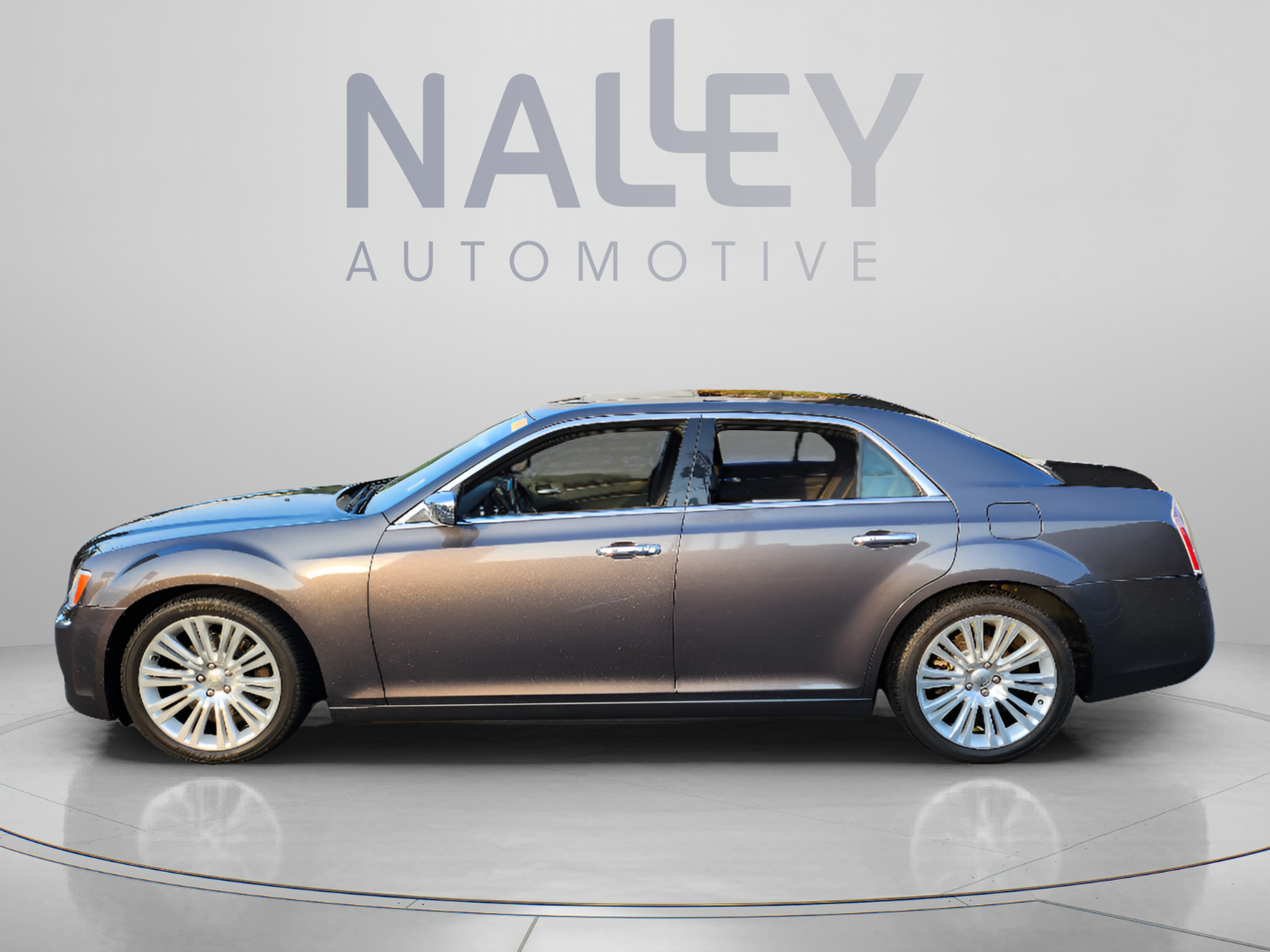 Used 2013 Chrysler 300 C RWD image 2