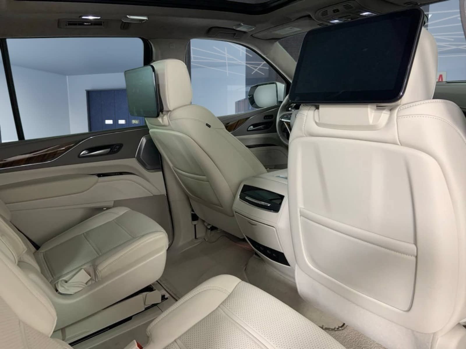 Used 2024 Cadillac Escalade Sport Platinum w/ LPO, ONYX Package AWD/4WD image 17