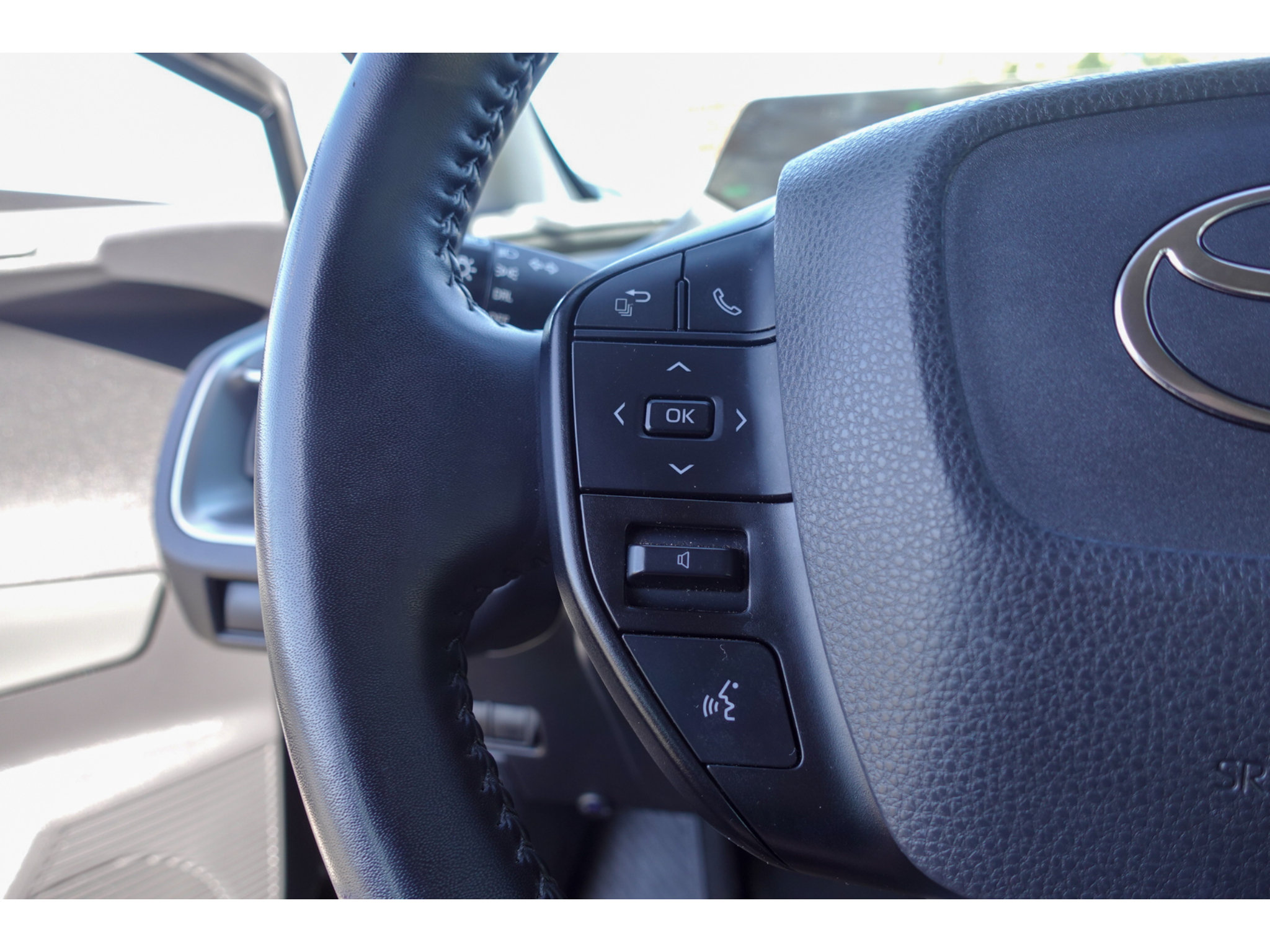 Used 2024 Toyota Prius LE FWD image 13