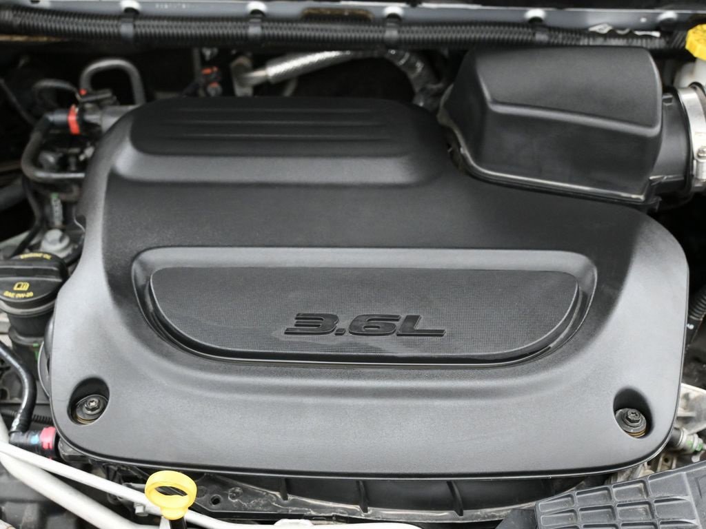 Used 2023 Chrysler Voyager LX image 39