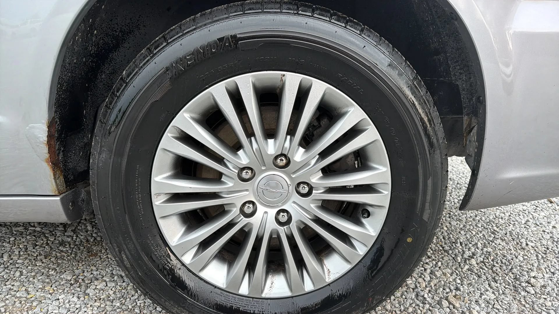 Used 2013 Chrysler Town & Country Touring-L w/ Driver Convenience Group FWD image 2