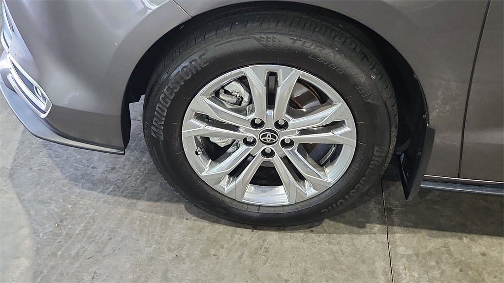 Used 2023 Toyota Sienna Platinum image 10