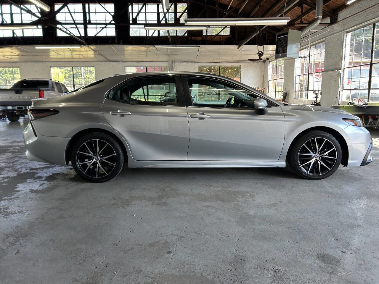 Used 2022 Toyota Camry SE image 4