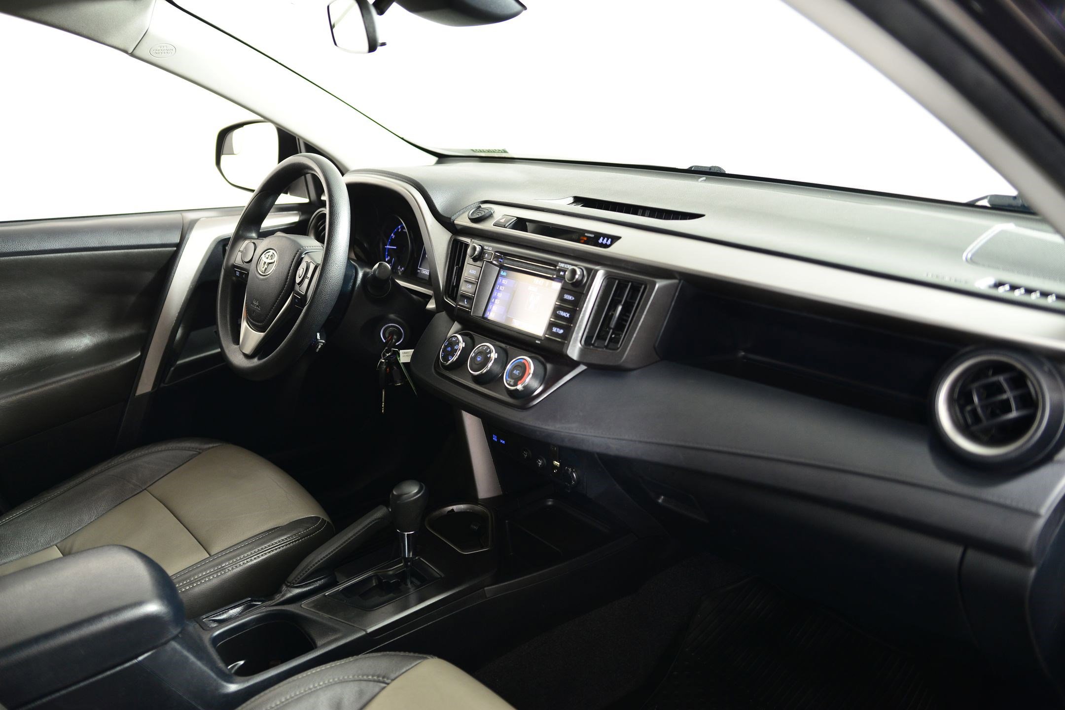 Used 2018 Toyota RAV4 LE image 21